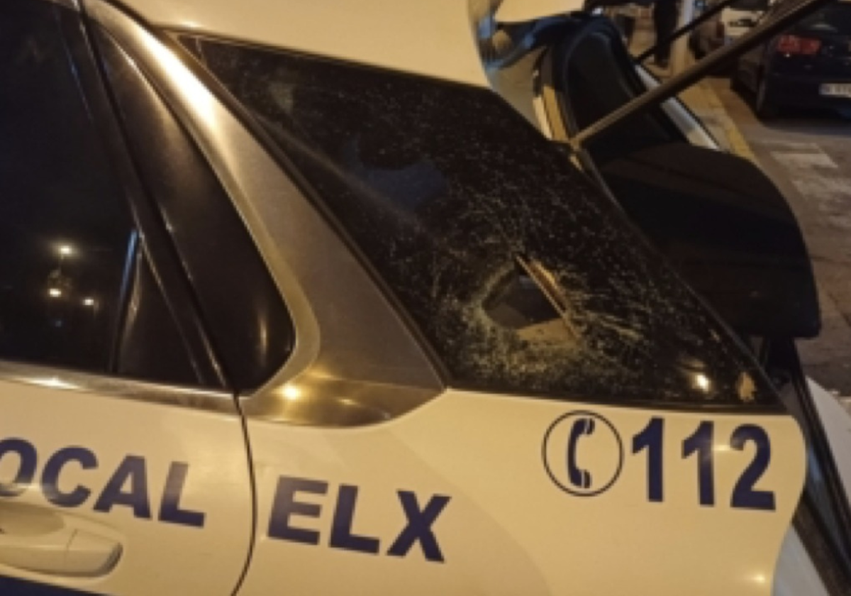 Imagen del coche patrulla de la Policía Local de Elche dañado por un conductor de un cabezazo