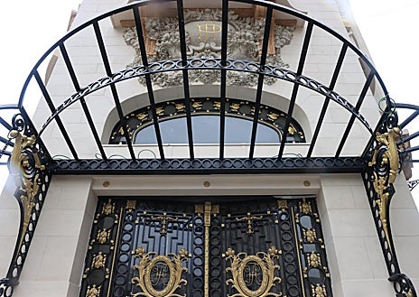 Imagen secundaria 1 - La marquesina de la puerta principal y distintos ornamentos recuperados tras los trabajos de restauración