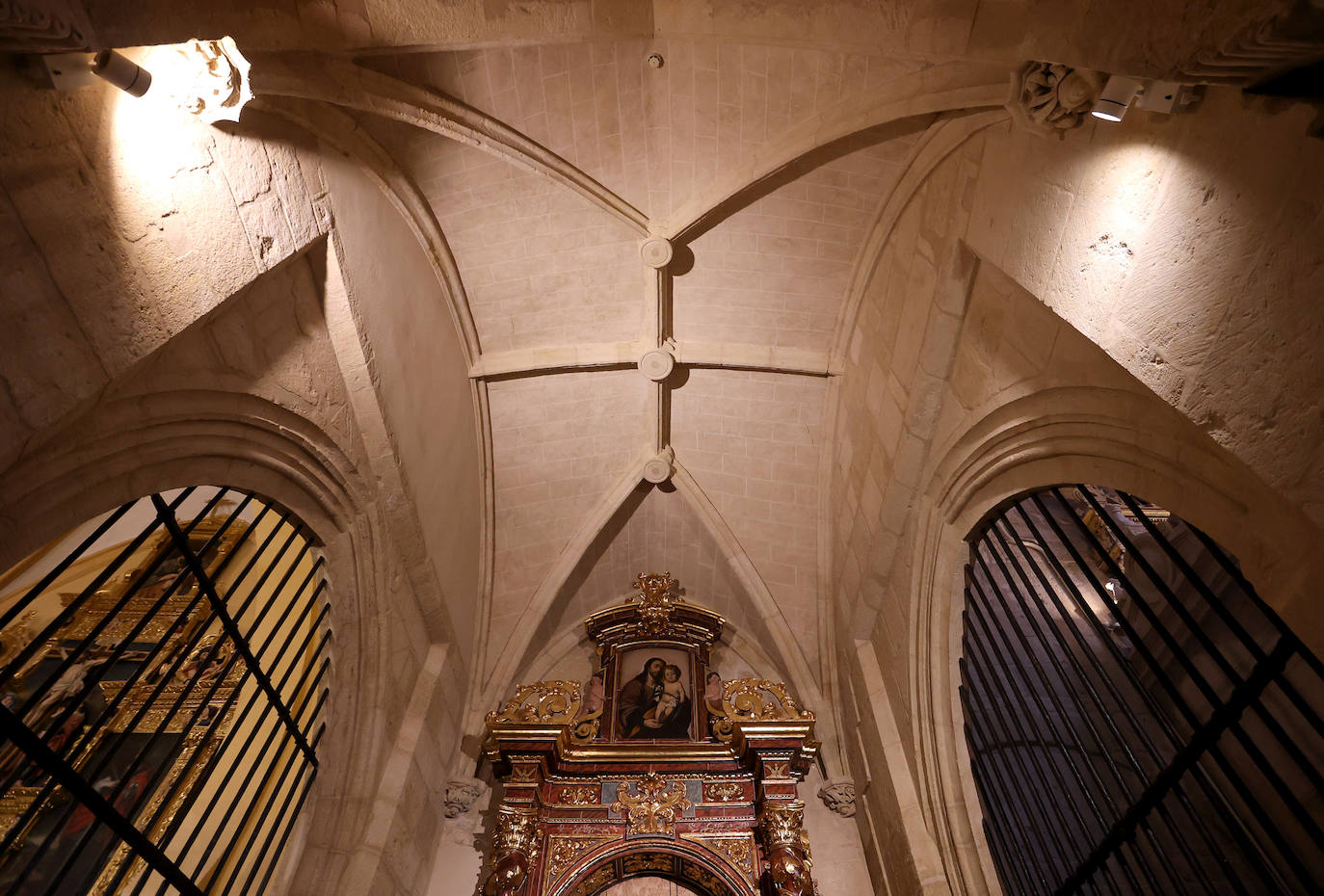 La restaurada capilla de San José y el contrafuerte de la Mezquita-Catedral de Córdoba, en imágenes