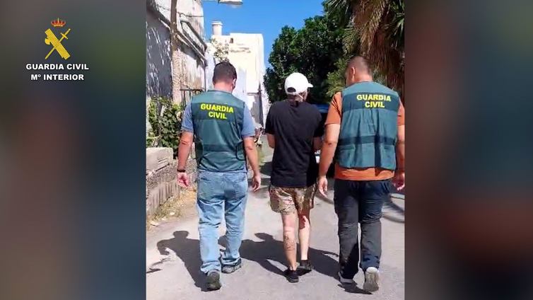 Detenido un joven en Gran Canaria que le tiró un refresco por encima a una conductora de guagua