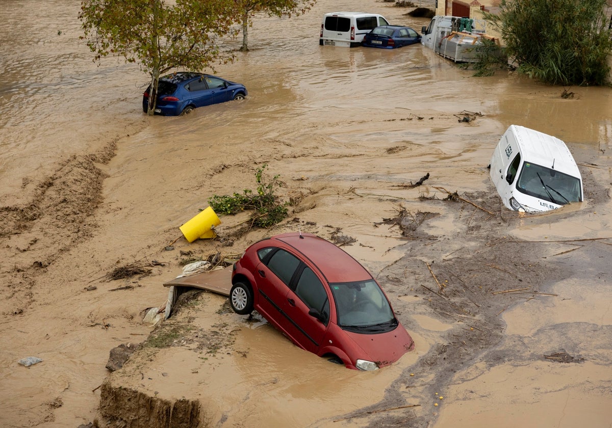 Coches en la localidad malagueña de Álora  tras el desborde del río Guadalhorce