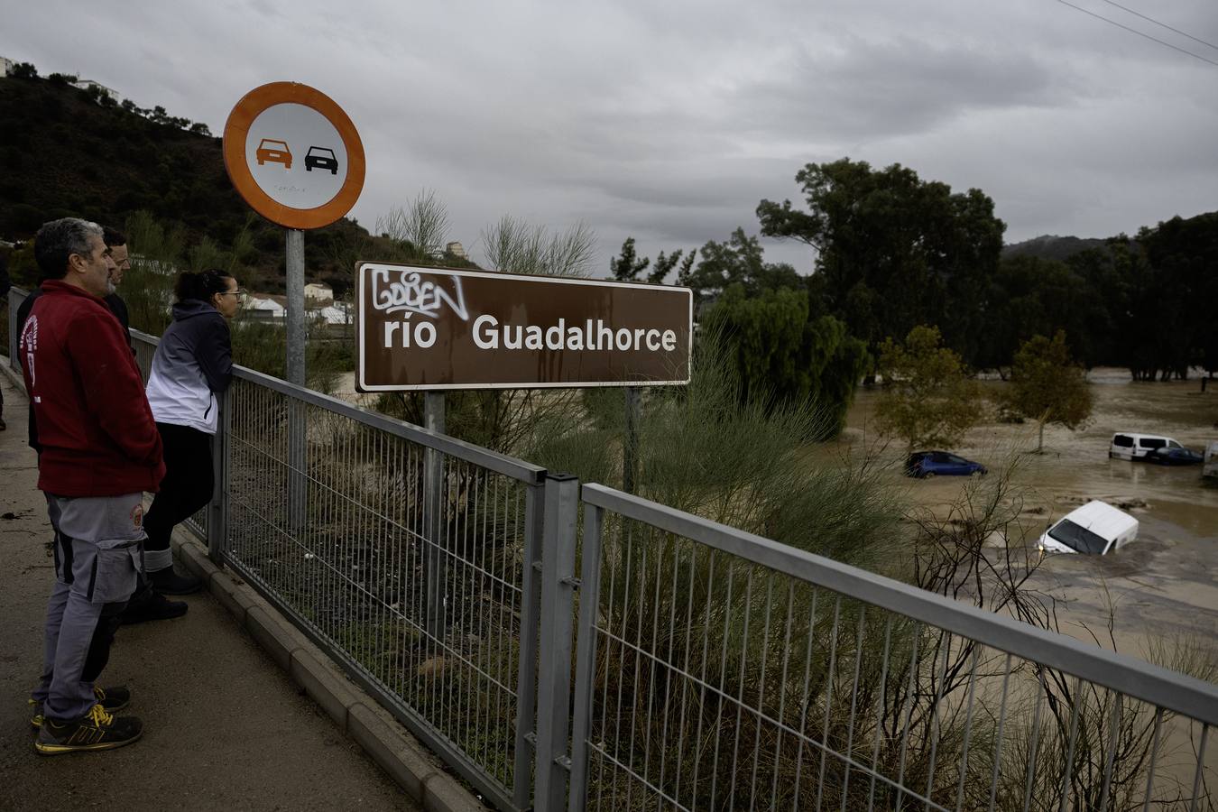 Vecinos de la localidad malagueña de Álora observan las consecuencias tras el desborde del río Guadalhorce