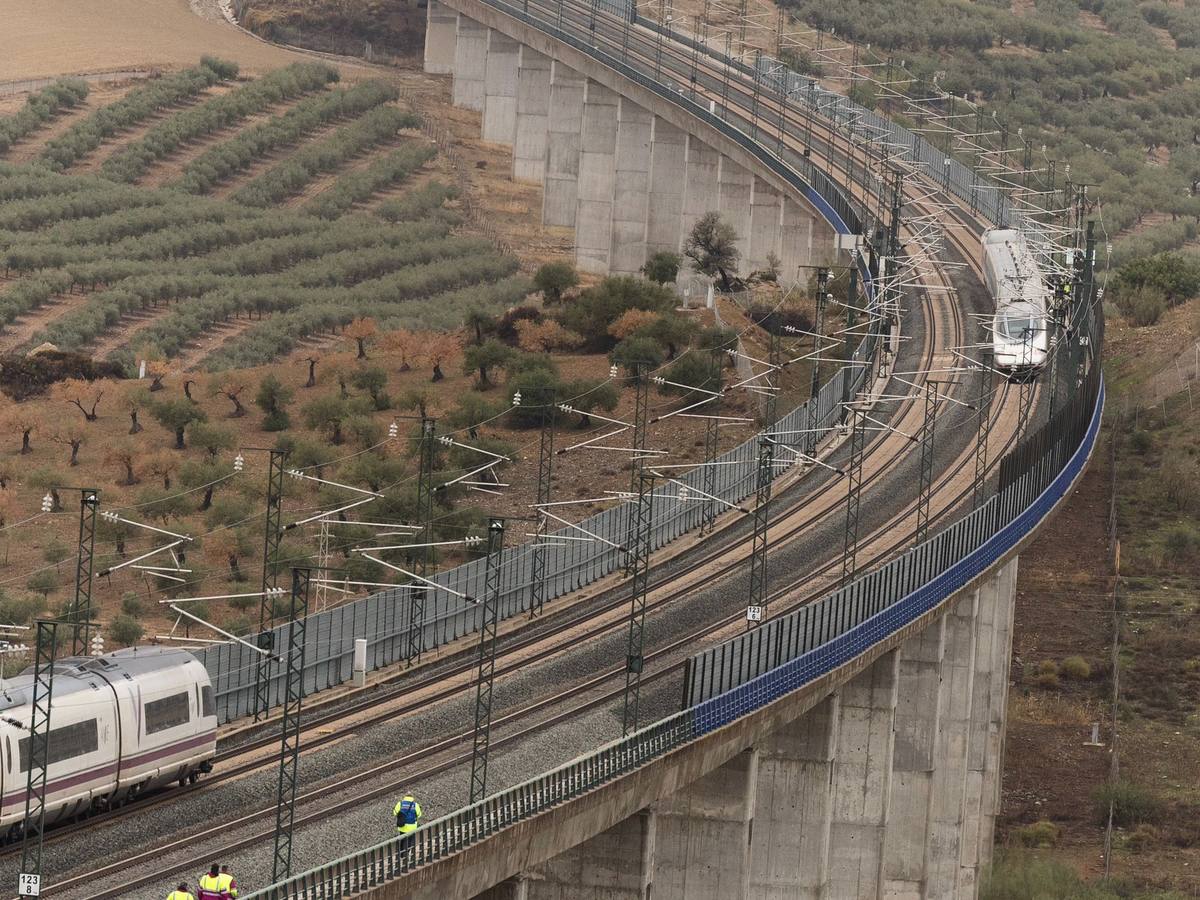 Un tren AVE que se dirigía de Málaga a Madrid ha descarrilado