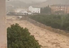 Atascos y retrasos en los vuelos por las intensas lluvias y la tormenta de rayos en Málaga