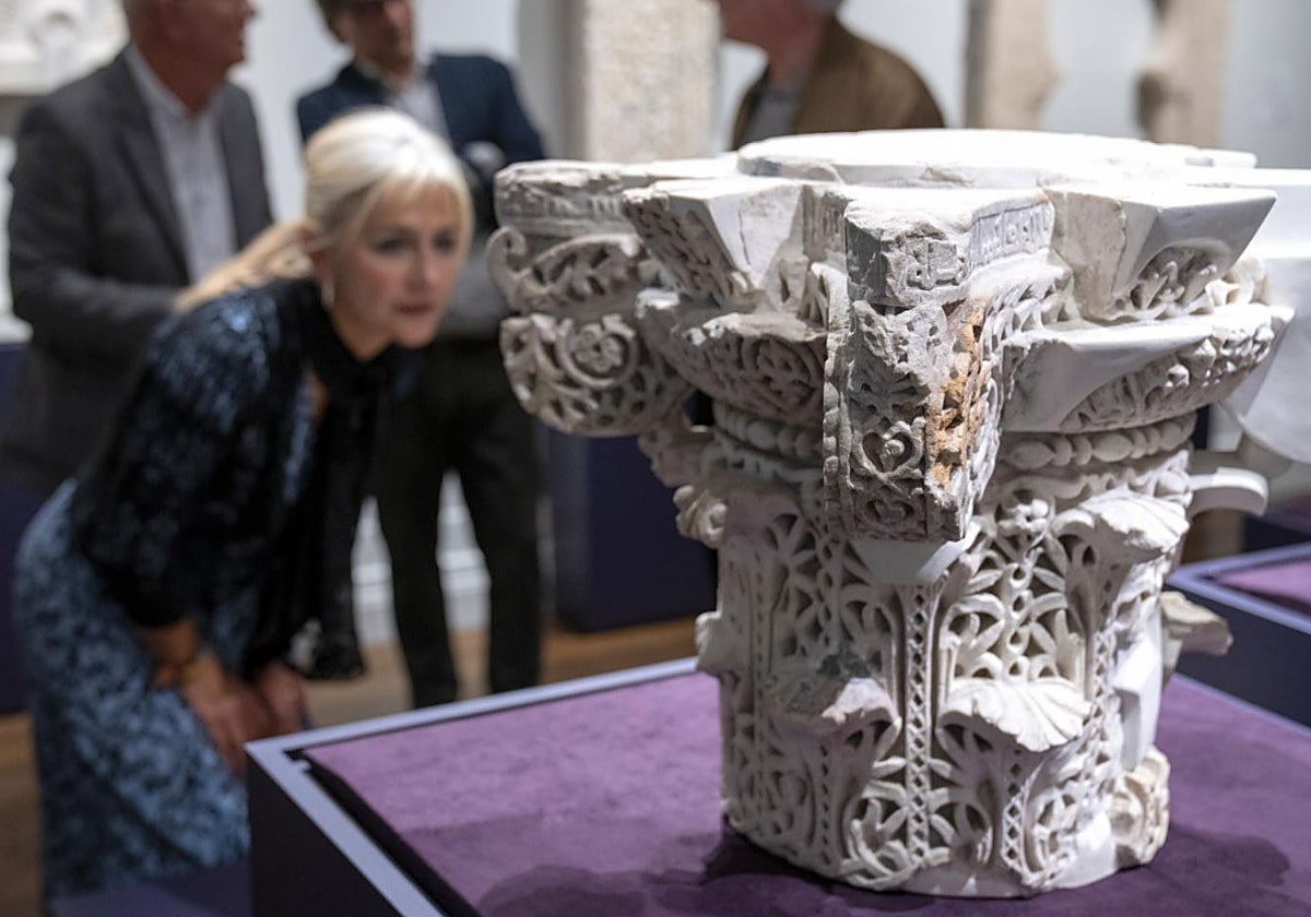 La consejera de Cultura observa un capitel de la exposición