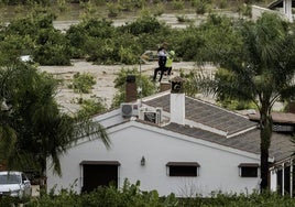 Un tren descarrilado, vecinos rescatados y casas anegadas: más de 600 incidencias en Andalucía por el temporal