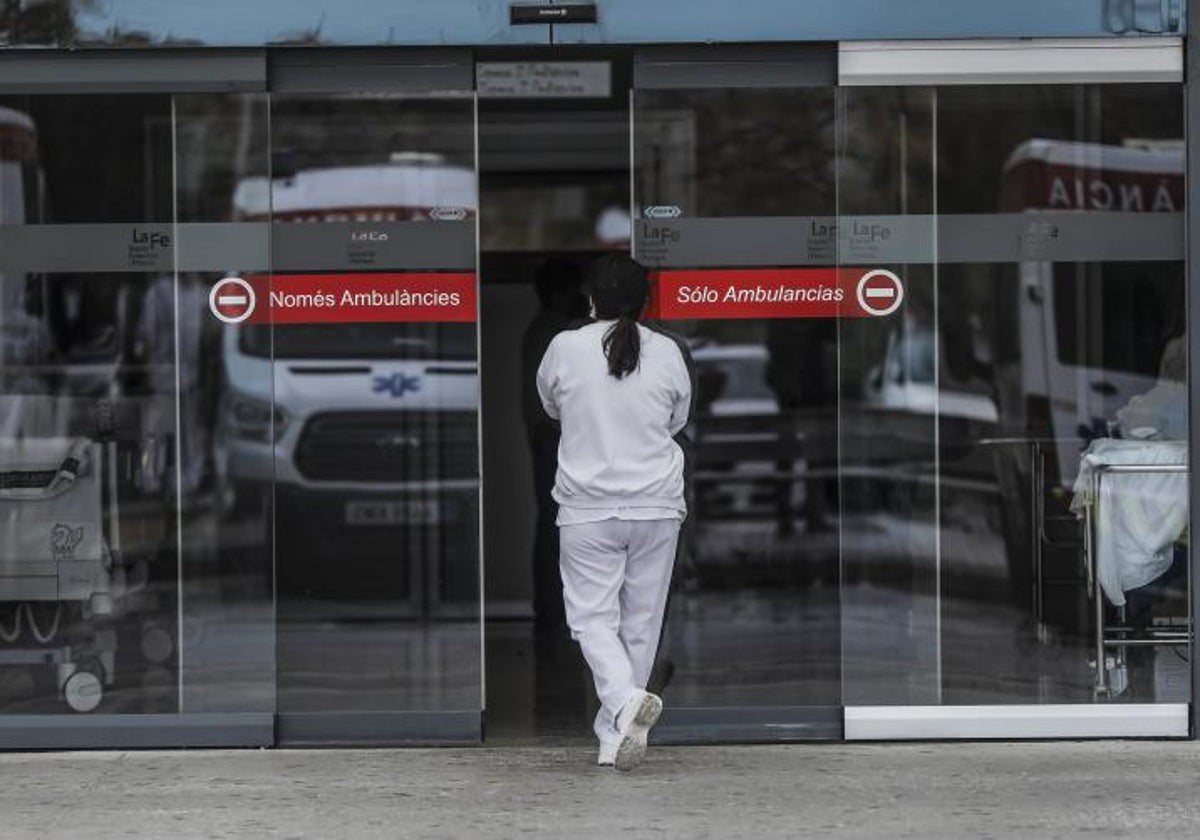 Personal sanitario en Urgencias en el Hospital La Fe de Valencia