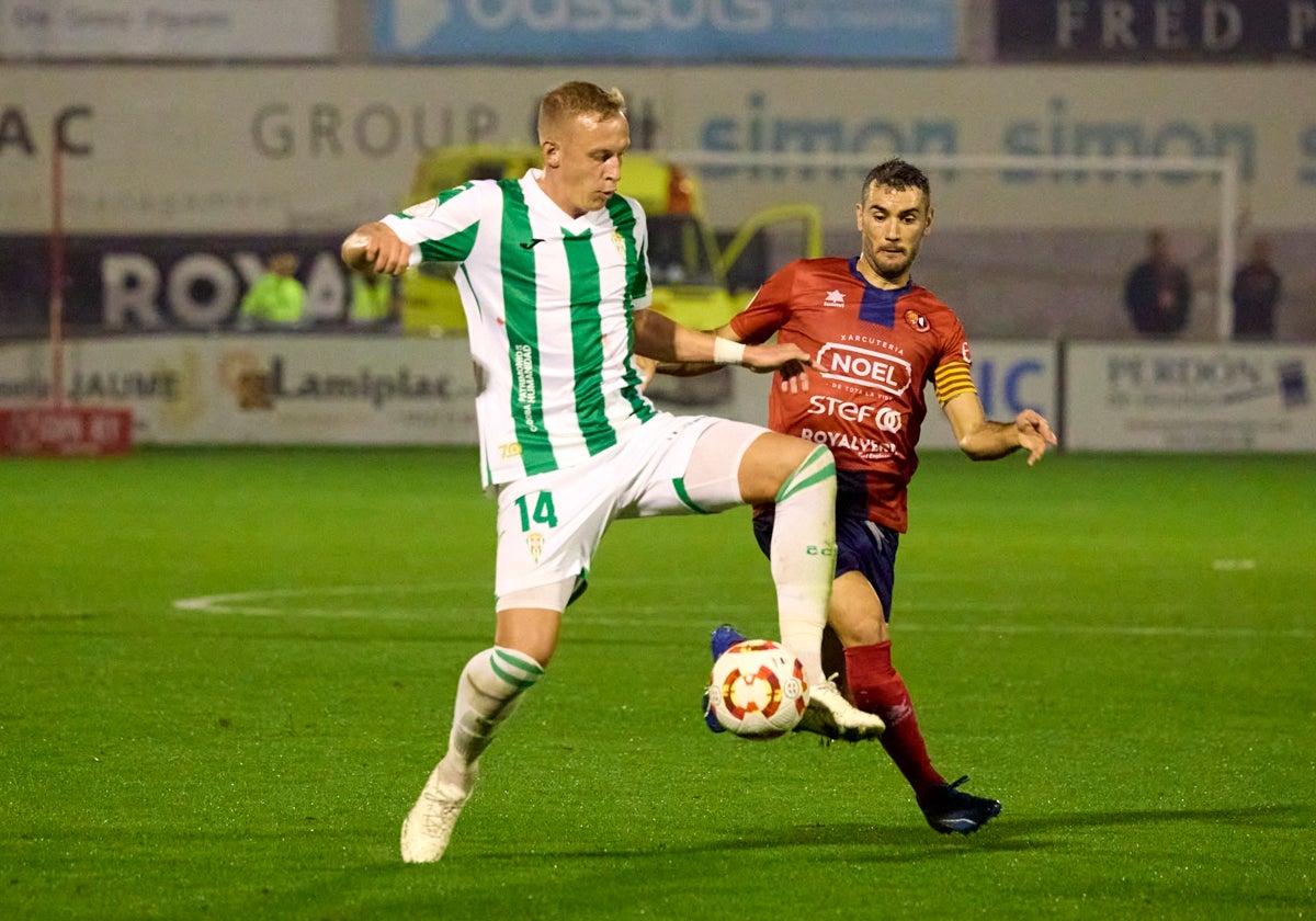 Obolskii controla el balón durante el partido en Olot