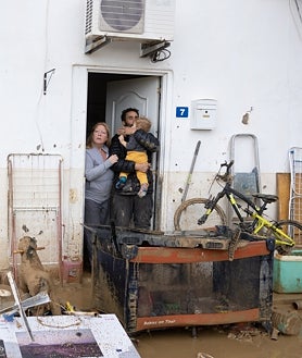 Imagen secundaria 2 - En la barriada de Doña Ana los vecinos están acostumbrados a las inundaciones, tanto que ya hacen muros en las puertas para evitar anegaciones, pero la fuerza del agua lo llena todo de lodo cada siete u ocho años. 