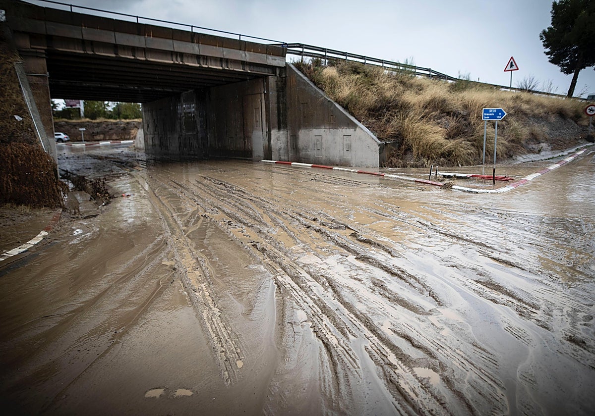 Zona próxima al Arroyo de Las Andas, en Otura, que se desbordó