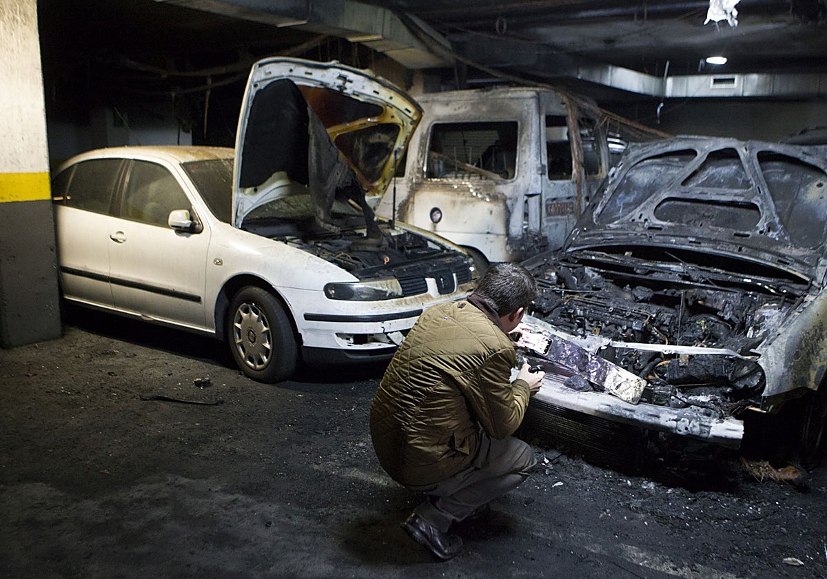 Incendio de coches en el garage de Fuente Arenosa, 1, de Parla