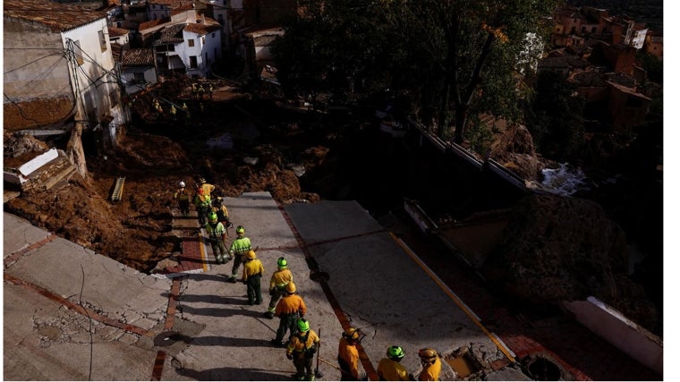 Como en Fuenteovejuna, Protección Civil bomberos de la Diputación de Albacete, agentes medioambientales, personal del Infocam, militares del Ejército de Tierra y guardias civiles trabajan todos a una