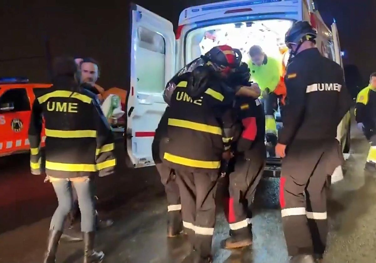 Imagen de agentes de la UME desplegados en la localidad valenciana de Utiel