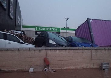 La agonía de los atrapados en un polígono de Valencia: «El agua llegaba por la cintura»