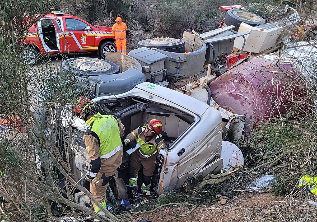 Atrapado durante cuatro horas el conductor de un camión hormigonera tras volcar en Santas Martas (León)