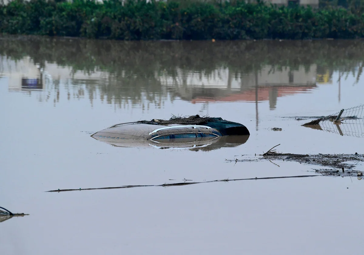 Un coche bajo el agua en la localidadf de Paiporta (Valencia)