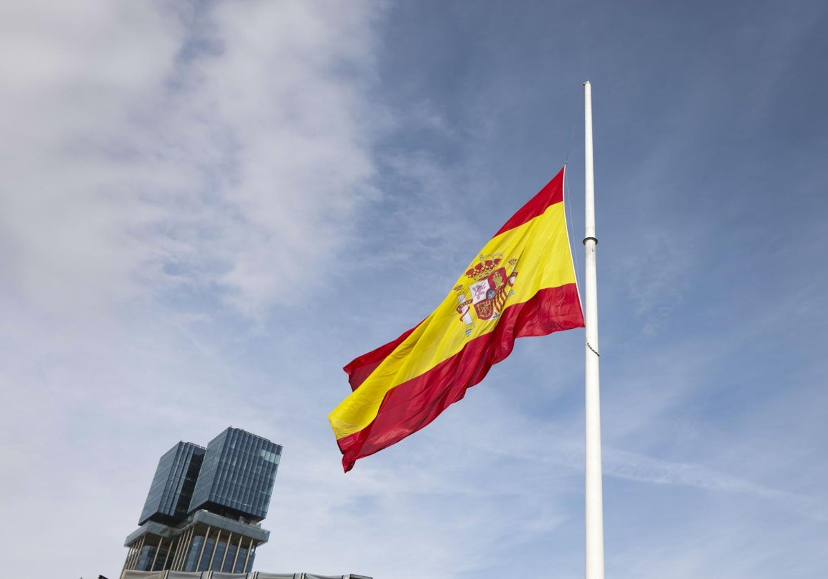 La bandera nacional a media asta de Colón, en homenaje a los fallecidos y a media asta