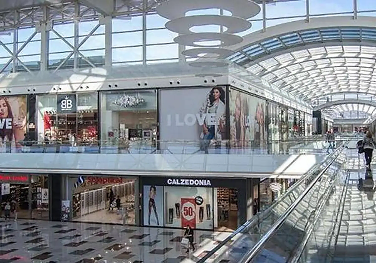 Interior del Nevada Shopping, el principal centro comercial de Granada