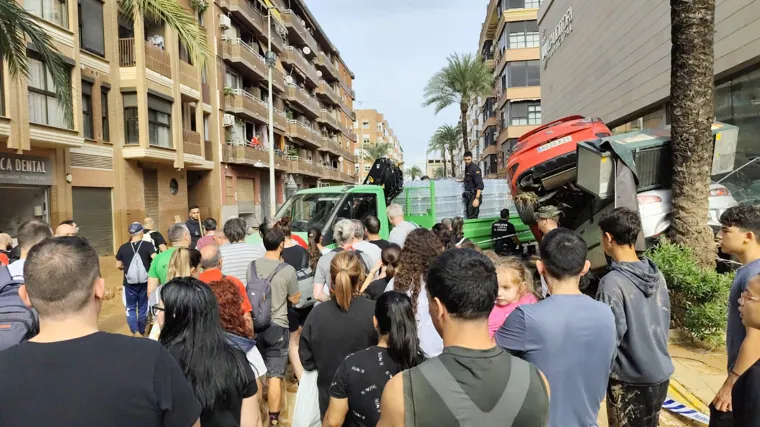 La Policía Local de Paiporta transporta un camión con agua para la población afectada por la DANA