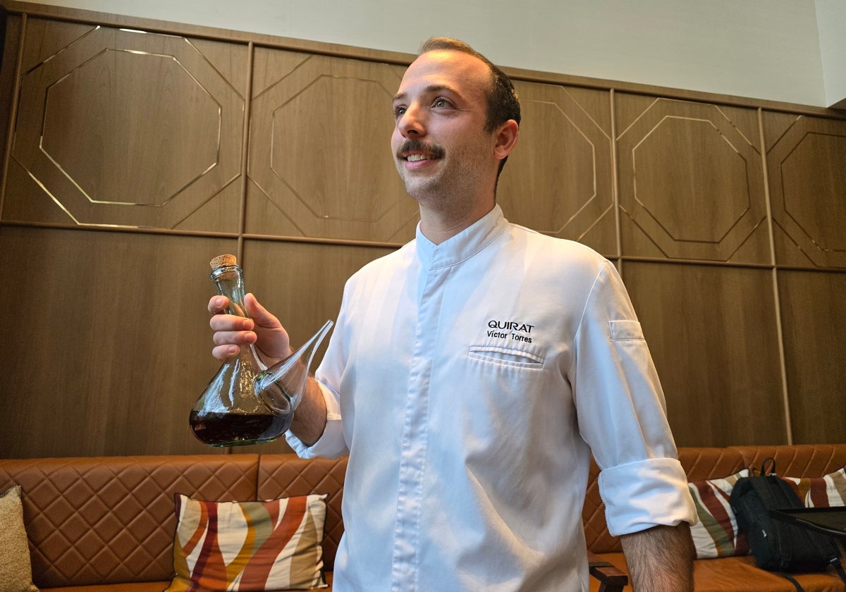 El joven chef Víctor Torres con uno de los porrones de moscatel que acompañan a su reinvención del clásico postre catalán músico