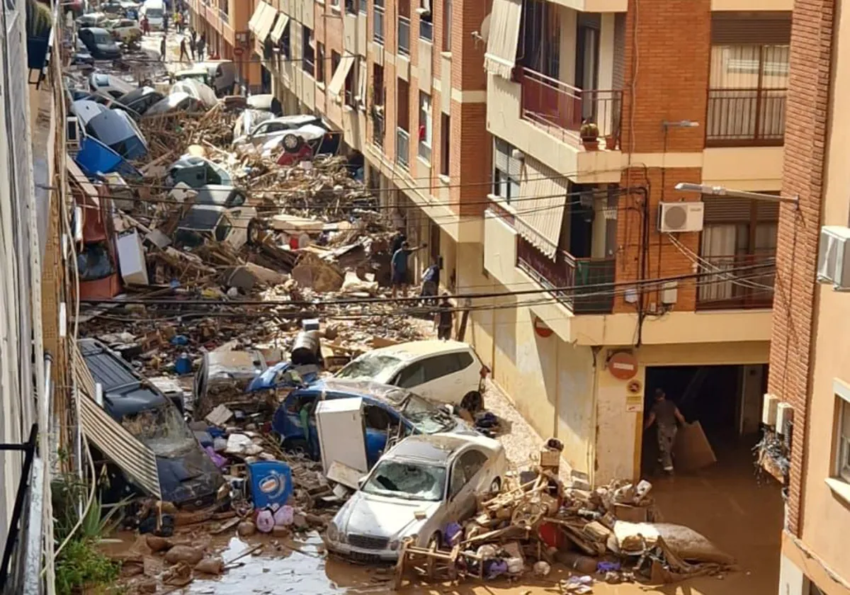 Imagen del estado de la calle de Catarroja (Valencia) en la que vive Natalhy