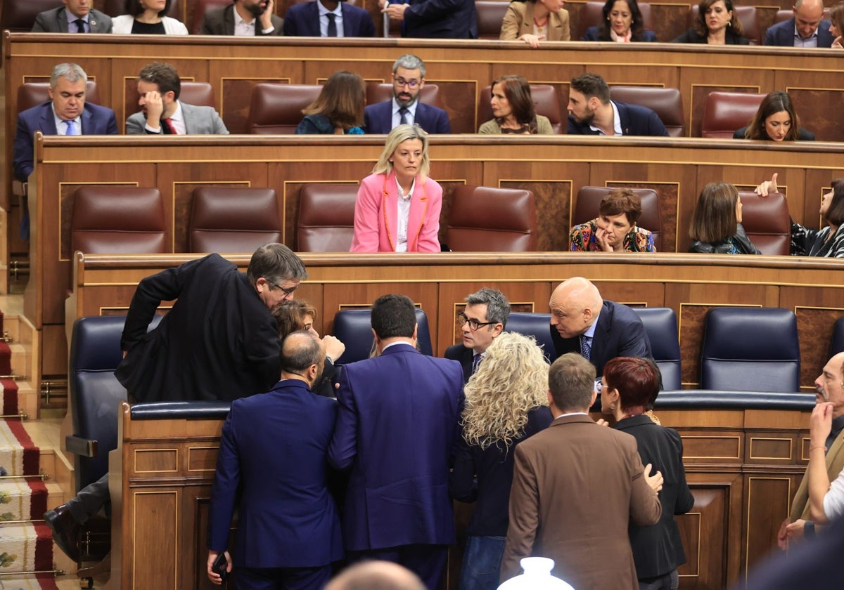 Diputados y ministros discuten qué hacer tras anunciar Armengol un receso para valorar si se suspendía el pleno por la tragedia causada por la DANA en el este de España