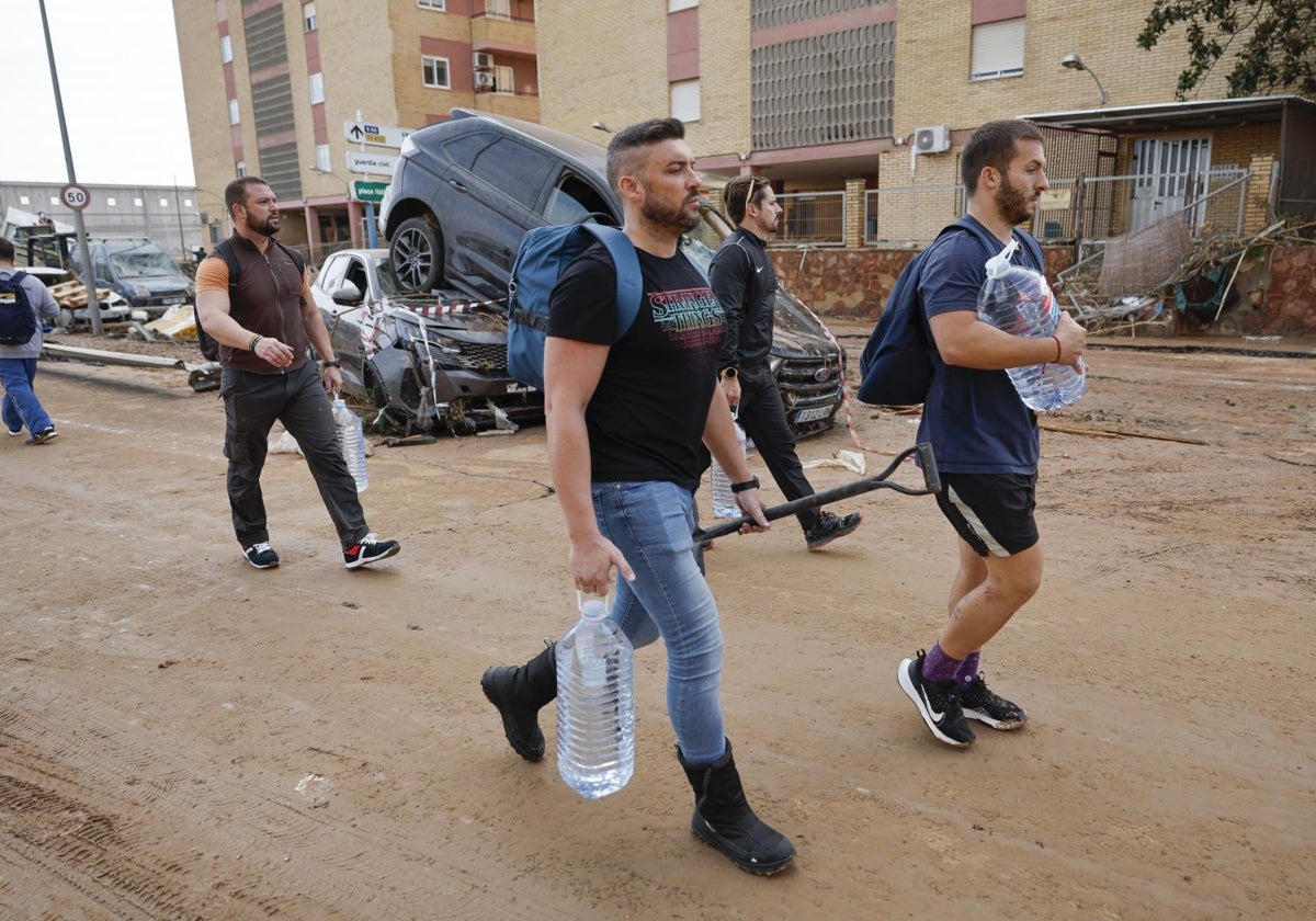 Vecinos de Paiporta evan garrafas de agua a la entrada de la localidad