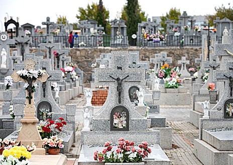 Imagen secundaria 1 - Los camposantos se han preparado para rendir tributo a los seres queridos y este 1 de noviembre hasta estos lugares se van a acercar miles de personas 