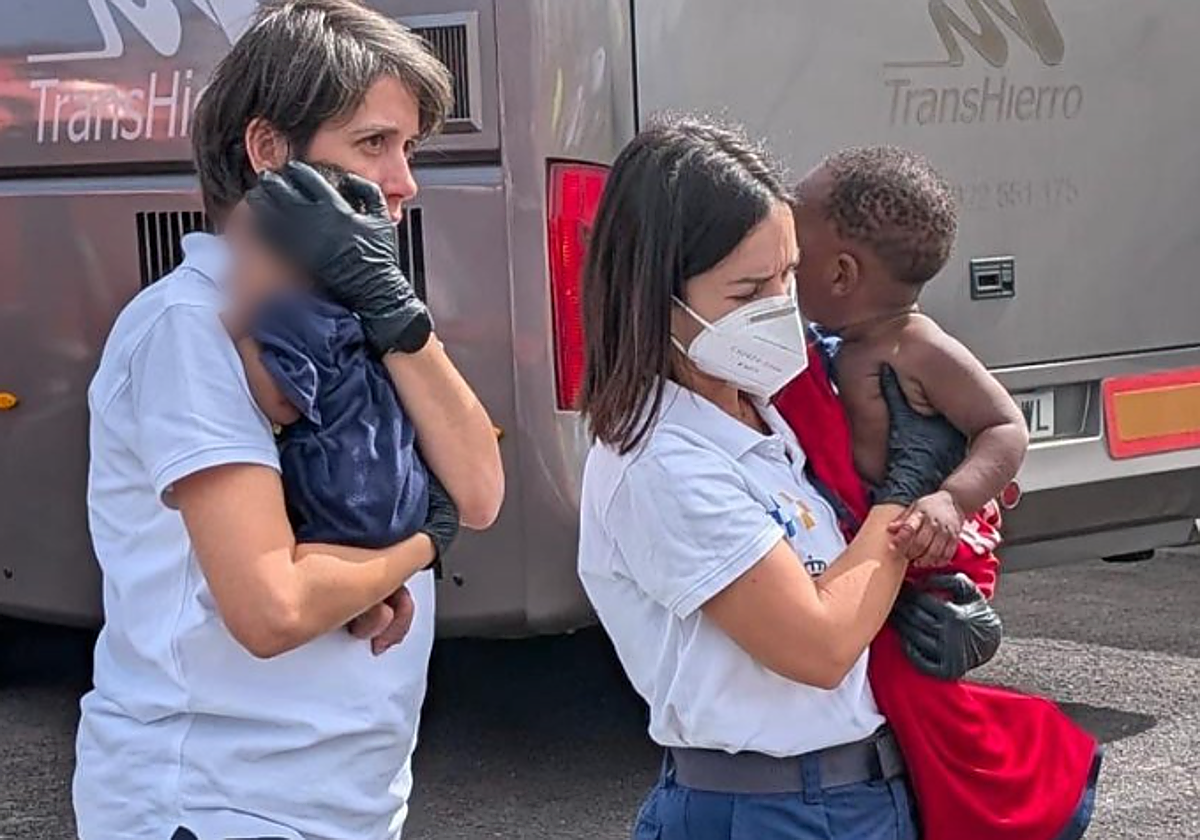 Dos profesionales sanitarios atienden a dos de los bebés rescatados en El Hierro ayer jueves