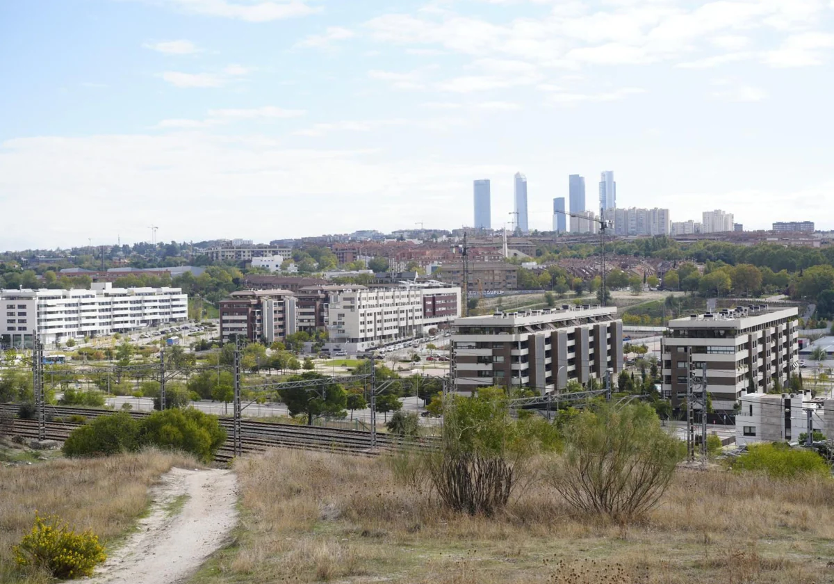 Vista de los complejos residenciales de Pitis desde el acceso a uno de sus últimos reductos chabolistas