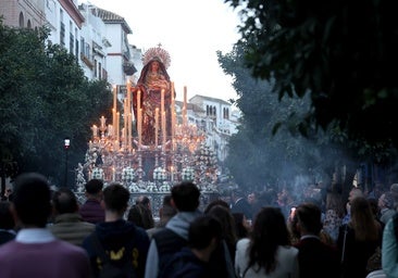 Bajo el Amparo de la Virgen, en una sentida oración por los difuntos