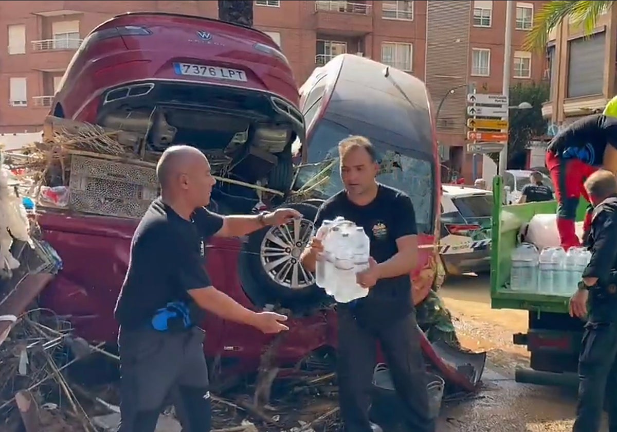 Mossos voluntarios, junto a policías locales y guardias civiles, montando un centro de distribución de alimentos en el auditorio de Paiporta