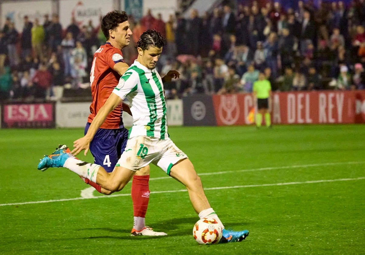 El cordobesista Jude encara a la portería en el primer tanto del Córdoba CF