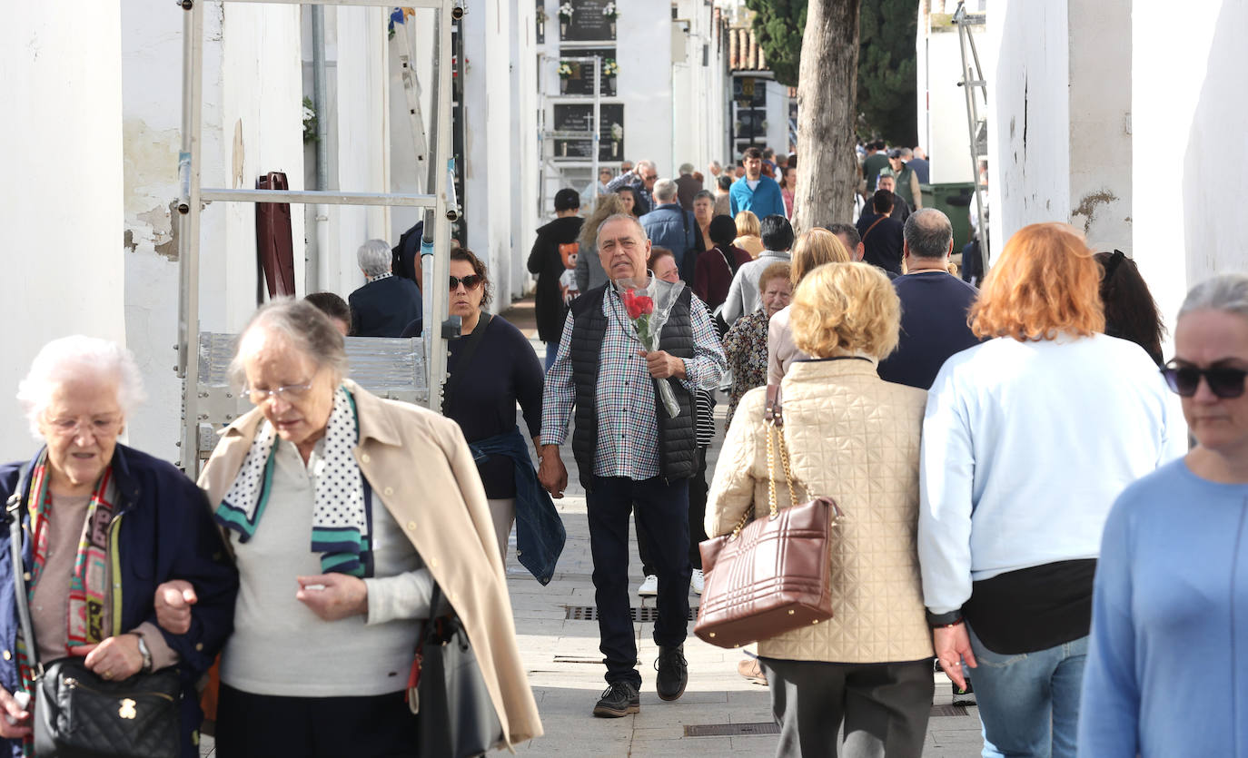 El eterno recuerdo a los difuntos en Córdoba el Día de Todos los Santos, en imágenes