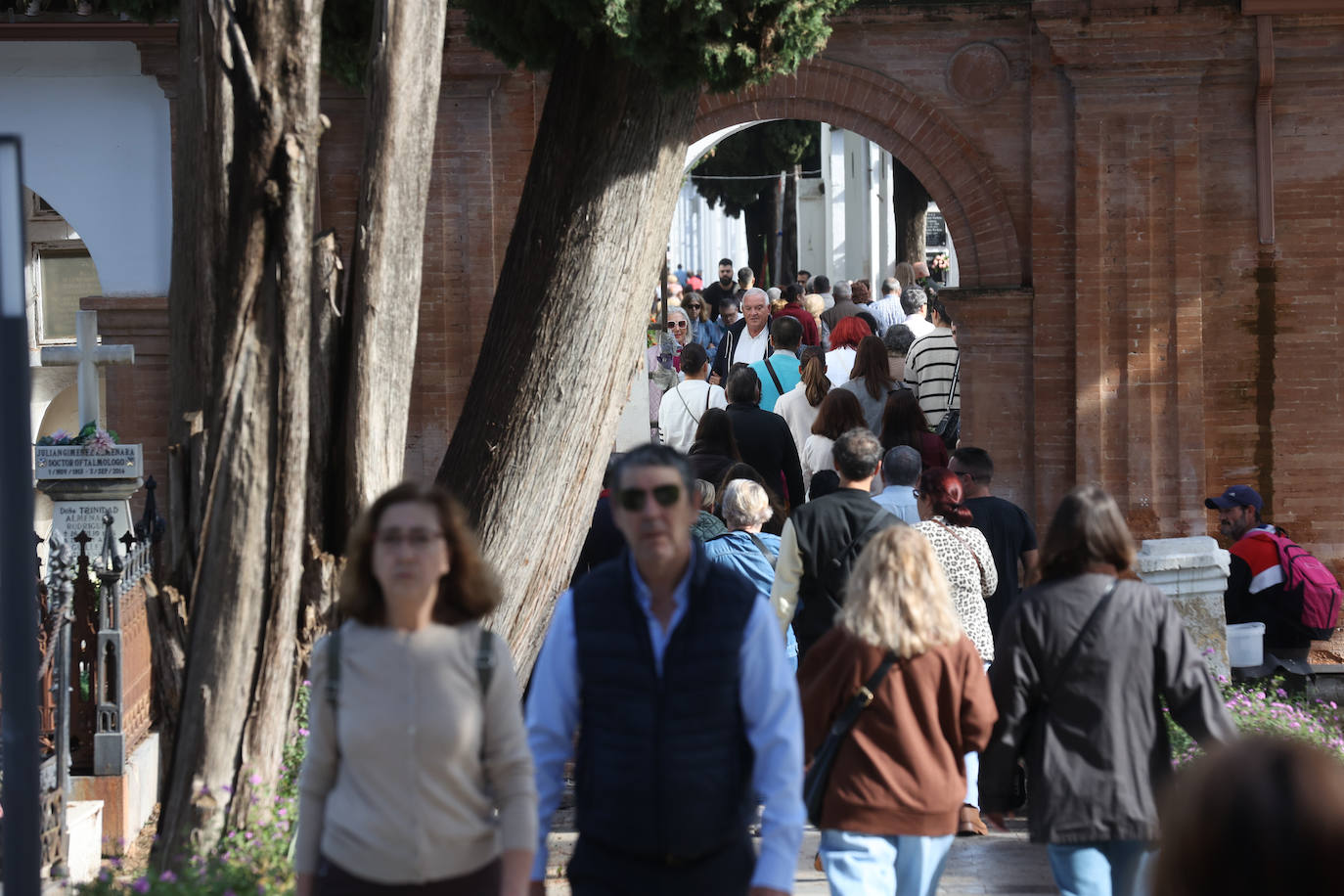 El eterno recuerdo a los difuntos en Córdoba el Día de Todos los Santos, en imágenes