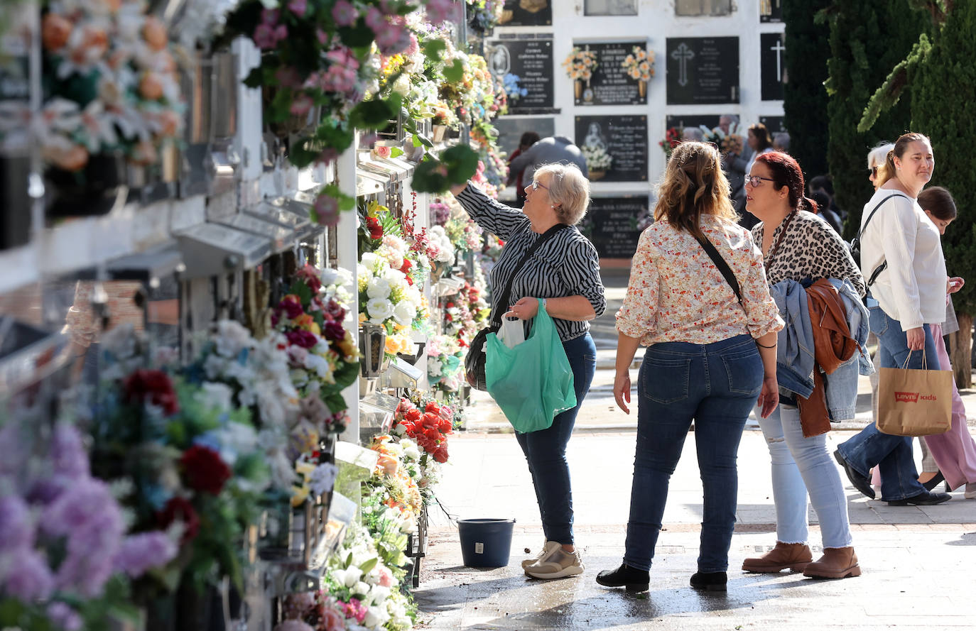 El eterno recuerdo a los difuntos en Córdoba el Día de Todos los Santos, en imágenes