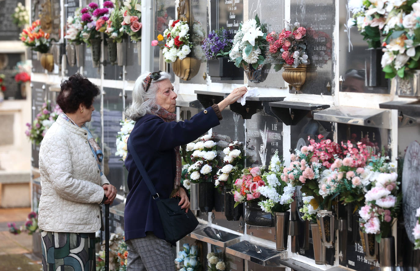 El eterno recuerdo a los difuntos en Córdoba el Día de Todos los Santos, en imágenes