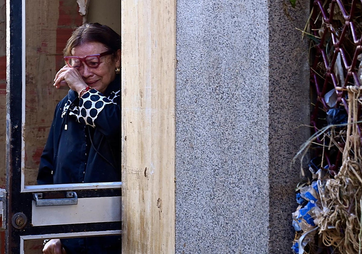 Una mujer llora por los desastres en Valencia