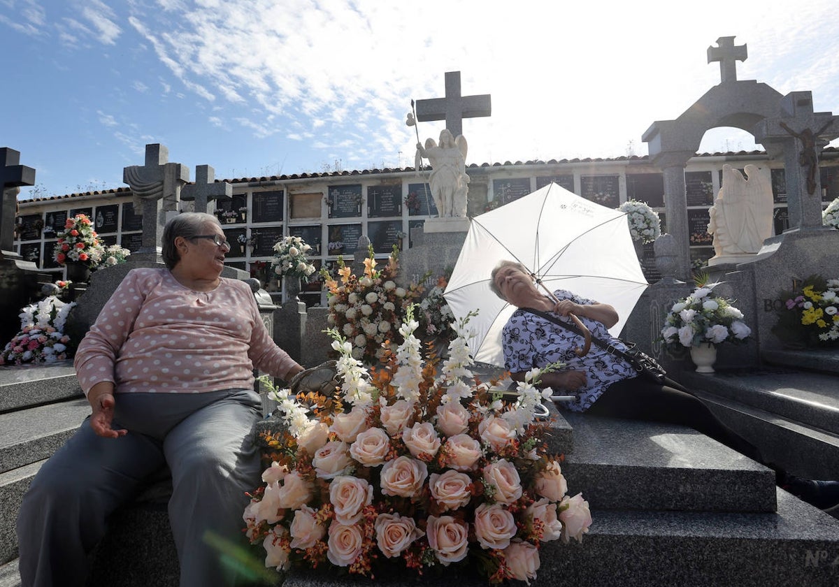 El eterno recuerdo a los difuntos en Córdoba el Día de Todos los Santos, en imágenes