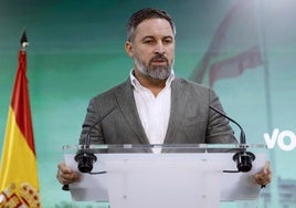 Abascal exige un «despliegue total» del Ejército en Valencia y tacha a Sánchez de «indigno»