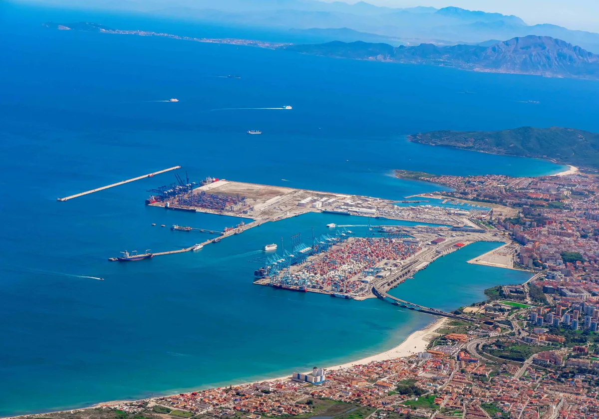 Imagen aérea del puerto de Algeciras y del Estrecho de Gibraltar