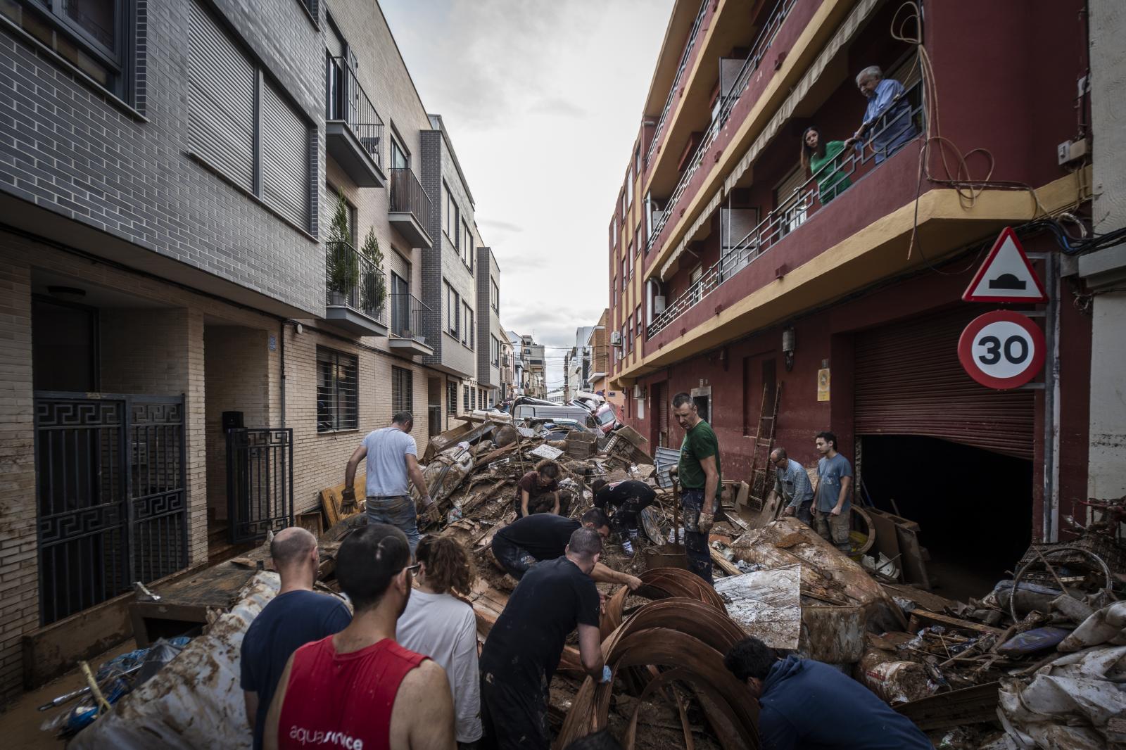 Varias personas limpian los estragos ocasionados por la DANA, en Sedavi, Valencia, Comunidad Valenciana