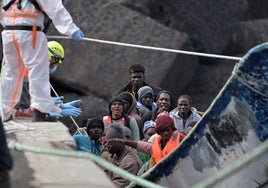 Canarias recibe 8 cayucos con más de 450 migrantes en las últimas horas