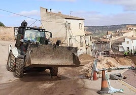 La maquinaria pesada entra en la zona cero de Letur cuatro días después de la riada por la DANA