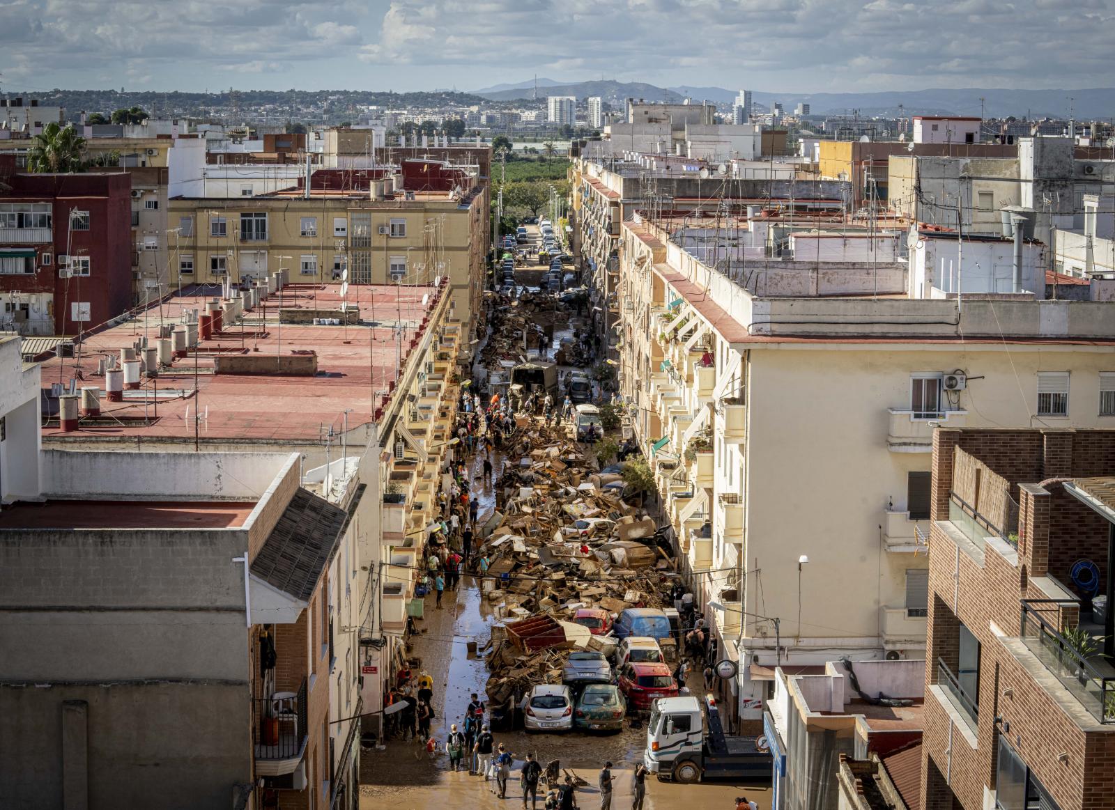 Vista panorámica de una de las calles de Paiporta, Valencia, tras el paso de la DANA