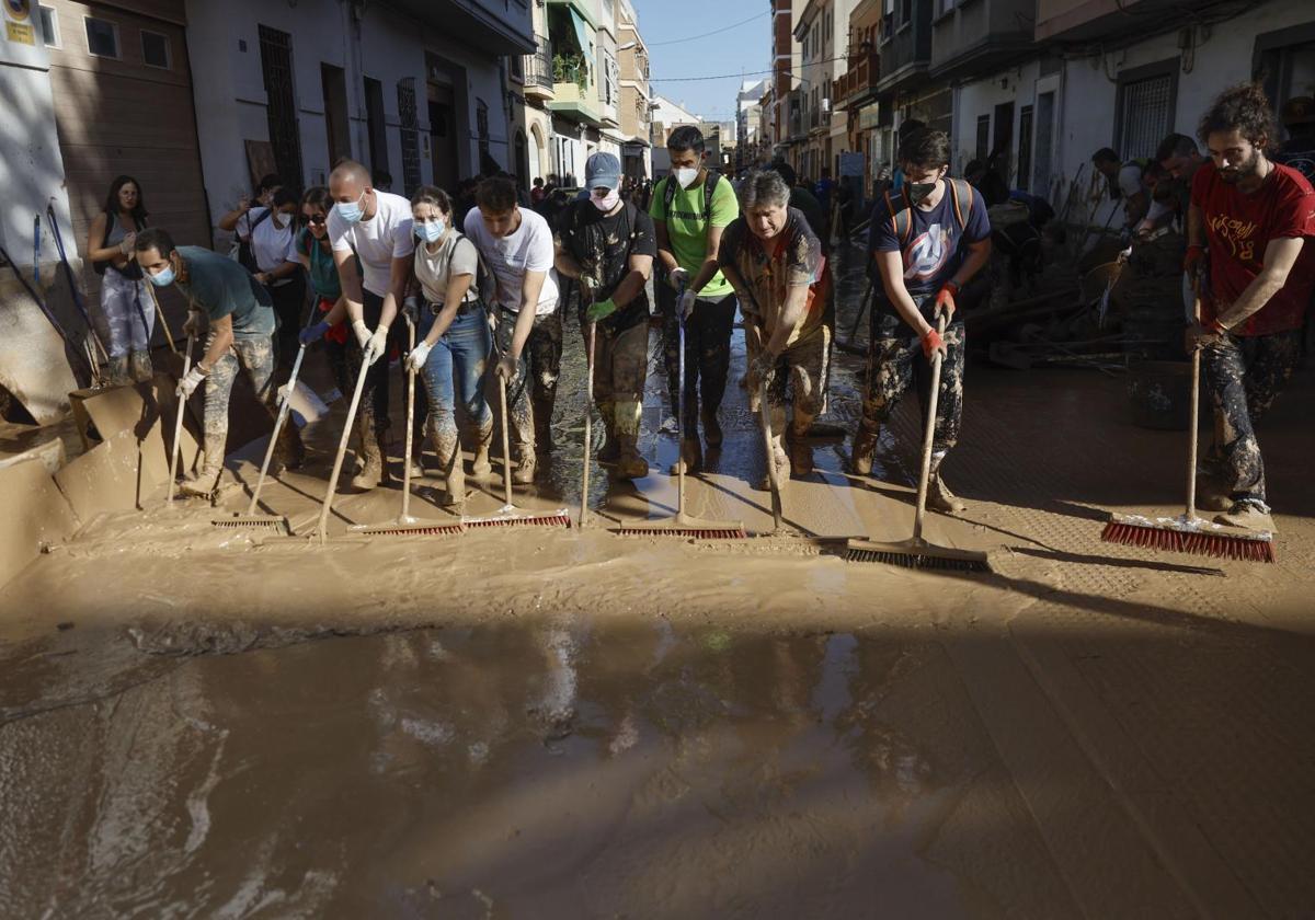 Voluntarios trabajan en las tareas de rehabilitación