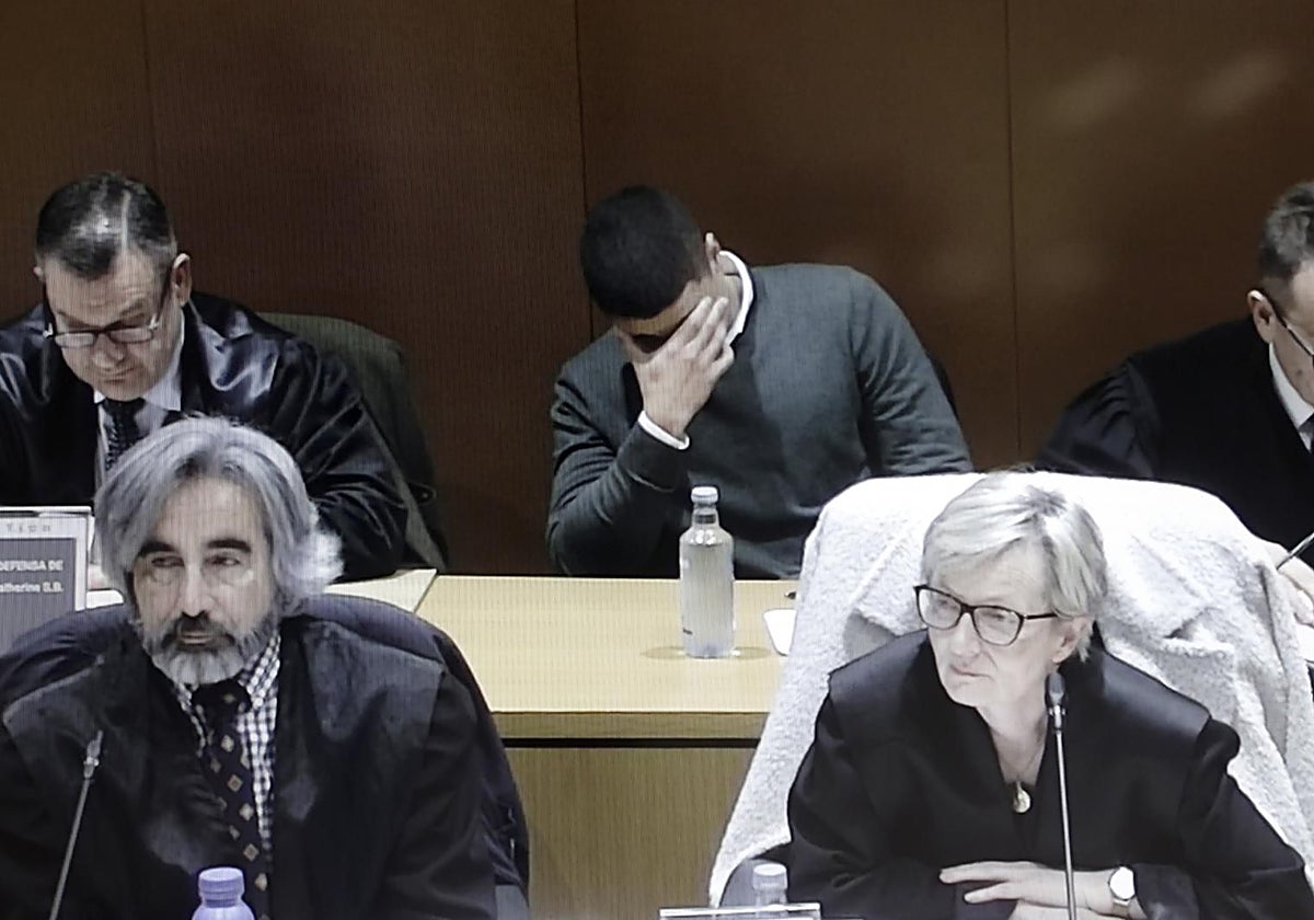 Kaio Amal se lleva la mano a la cara, en una sesión reciente del juicio