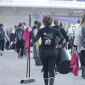 Decenas de voluntarios sortean las restricciones y entran en la zona cero