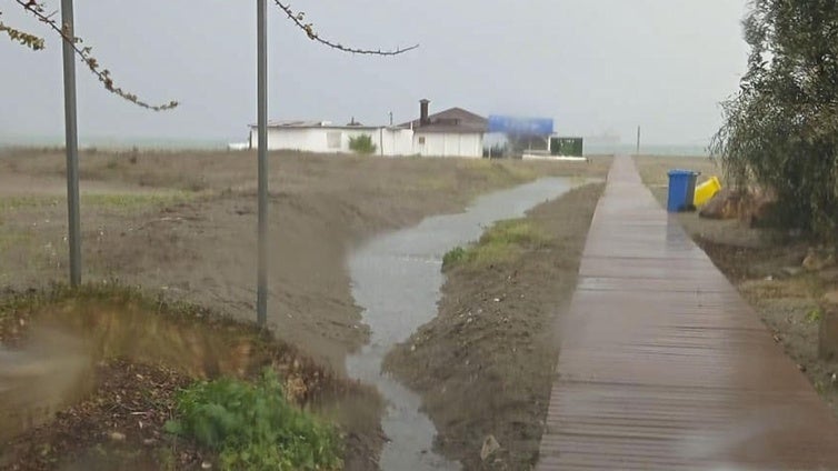 Primeras incidencias por las lluvias en Almería: salen ramblas en Níjar y se inundan avenidas en Vera