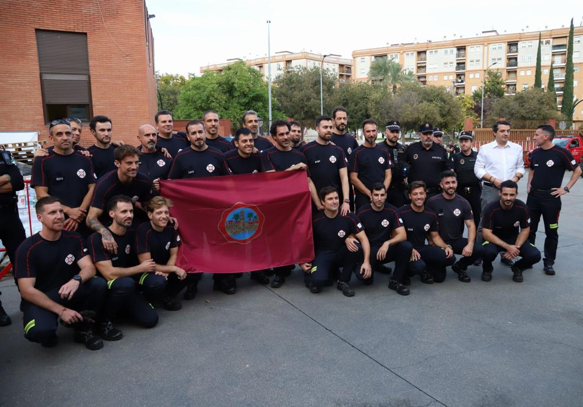 Bomberos que han partido a Valencia para ayudar a los damnificados de la DANA